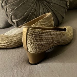Stuart weitzman  size 7 M linen/ gold woven